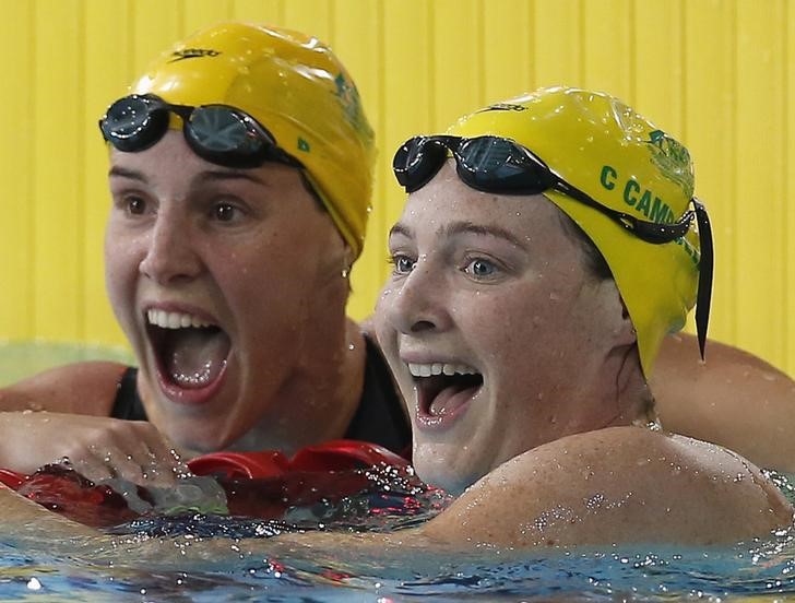 © Reuters. Australia's gold medalist Cate Campbell celebrates with silver medalist compatriot Bronte Campbell after the women's 100m Freestyle final at the 2014 Commonwealth Games in Glasgow