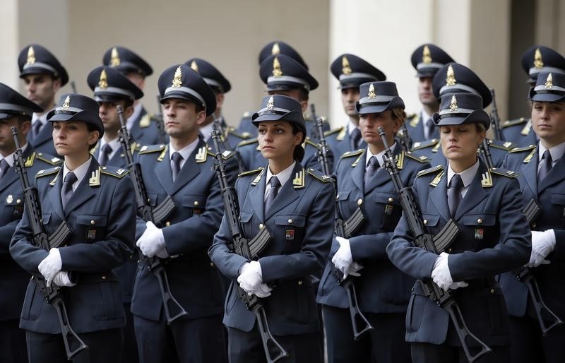 © Reuters. Guardia di Finanza troops stand before Italy's newly re-elected president Giorgio Napolitano arrives at the Quirinale palace in Rome