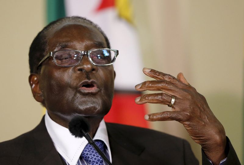 © Reuters. Zimbabwe's President Mugabe speaks during a press briefing at the Union building in Pretoria