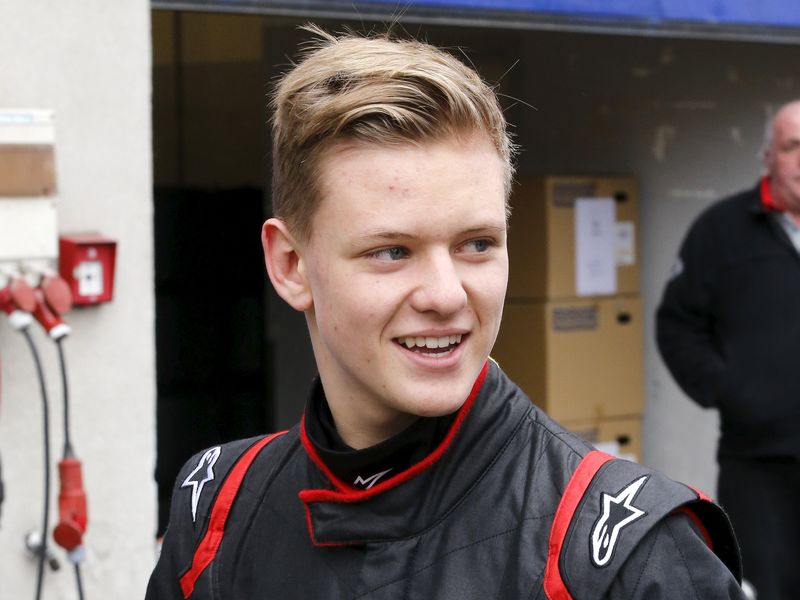 © Reuters. Mick Schumacher, filho do ex-piloto de Fórmula 1 Michael Schumacher, caminha após testar carro da Fórmula 4 em Oschersleben, na Alemanha