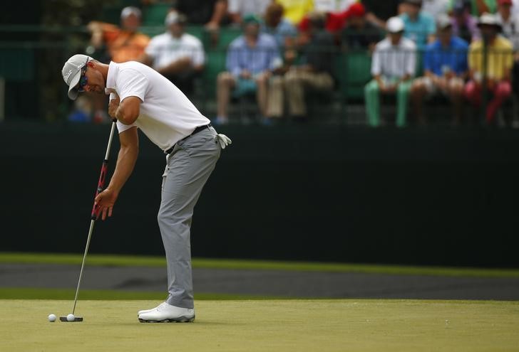 © Reuters. Adam Scott of Australia putts on the 15th green during his practice round ahead of the 2015 Masters at Augusta National Golf Course in Augusta