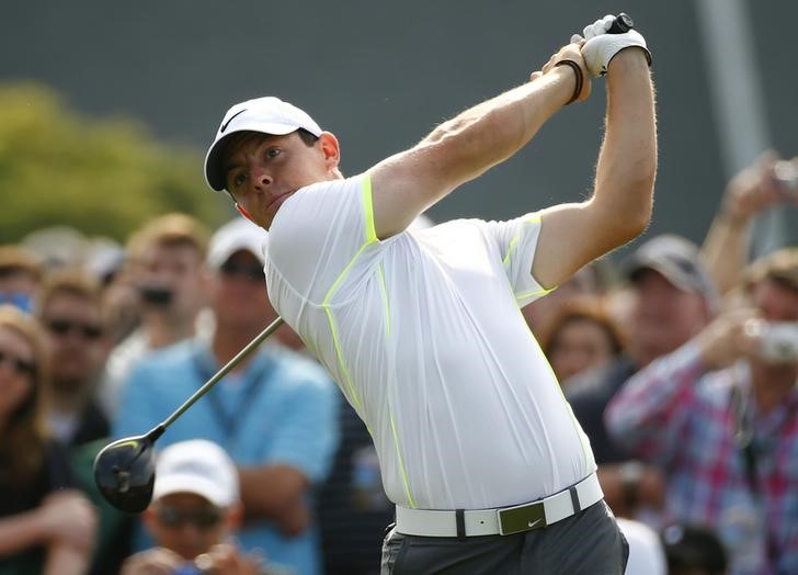 © Reuters. Rory McIlroy of Northern Ireland hits off the first tee during his practice round ahead of the 2015 Masters at Augusta National Golf Course in Augusta