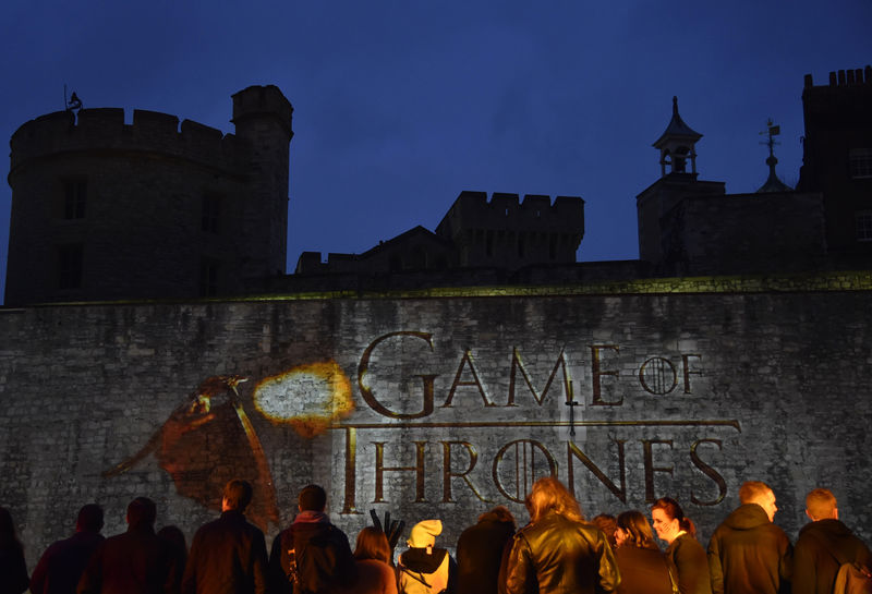 © Reuters. Fãs esperam première mundial de 5ª temporada de "Game of Thrones" na Torre de Londres