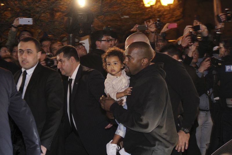 © Reuters. Rapper Kanye West carries his daughter North shortly upon their arrival together with TV celebrity Kim Kardashian in Yerevan
