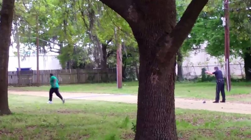 © Reuters. Imagem de vídeo mostra policial atirando em negro em North Charleston