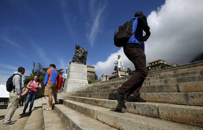 © Reuters. جامعة بجنوب افريقيا تنقل تمثالا لروديس بعد احتجاجات طلبة