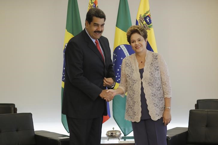 © Reuters. Presidente Dilma Rousseff cumprimenta presidente da Venezuela, Nicolás Maduro, durante encontro no Palácio do Planalto, em Brasília