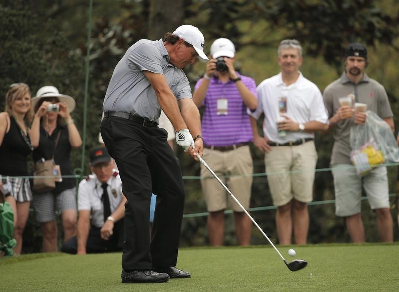 © Reuters. Phil Mickelson of the U.S. hits off the 15th tee during his practice round ahead of the 2015 Masters at Augusta National Golf Course in Augusta