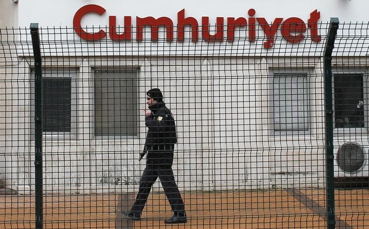 © Reuters. Segurança particular em frente à sede do jornal Cumhuriyet em Istambul