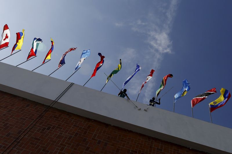 © Reuters. Funcionários pintam local de Cúpula das Américas, no Panamá