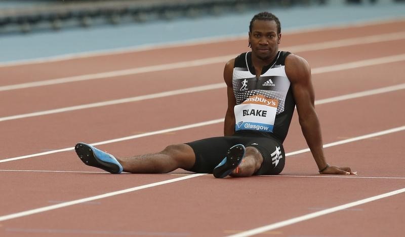 © Reuters. Yohan Blake of Jamaica sits on the track after falling in the men's 100m during the IAAF Diamond League athletics meeting at Hampden Park in Glasgow