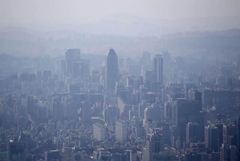 © Reuters. The skyline of central Seoul is seen during a foggy day in Seoul