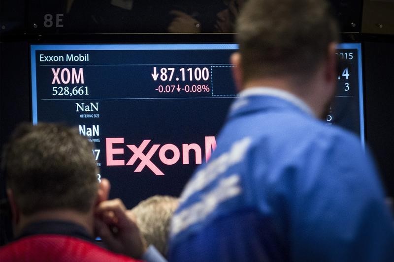© Reuters. Traders gather at the post that trades ExxonMobil on the floor of the New York Stock Exchange