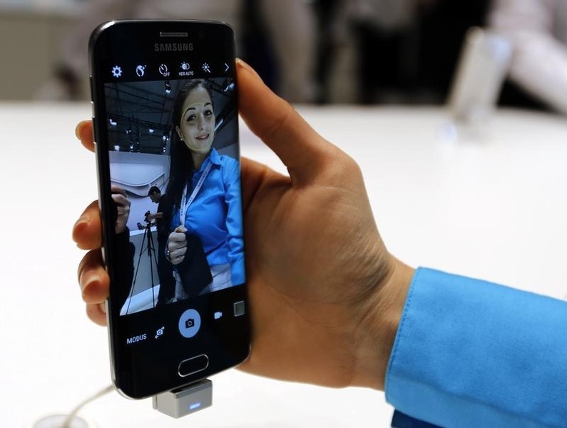 © Reuters. A hostess displays the new Samsung Galaxy S6 smartphone during the Mobile World Congress in Barcelona 