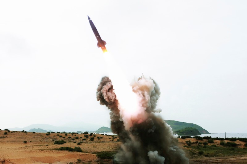© Reuters. كوريا الشمالية تطلق صاروخين في البحر اثناء زيارة وزير الدفاع الامريكي للمنطقة