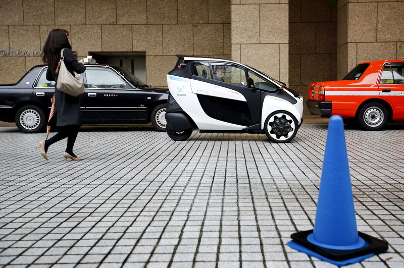 © Reuters. A Toyota i-Road electric vehicle parks outside a hotel in Tokyo