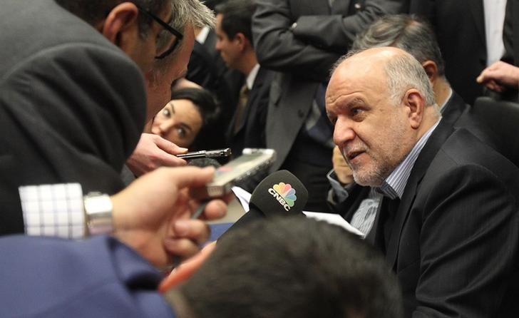 © Reuters. Iranian Oil Minister Zanganeh talks to journalists before a meeting of OPEC oil ministers at OPEC's headquarters in Vienna