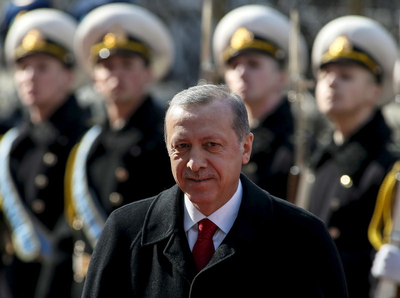 © Reuters. Turkey's President Erdogan takes part in a welcoming ceremony in Kiev