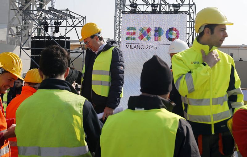 © Reuters. Operai sul sito dell'Expo, vicino a Milano