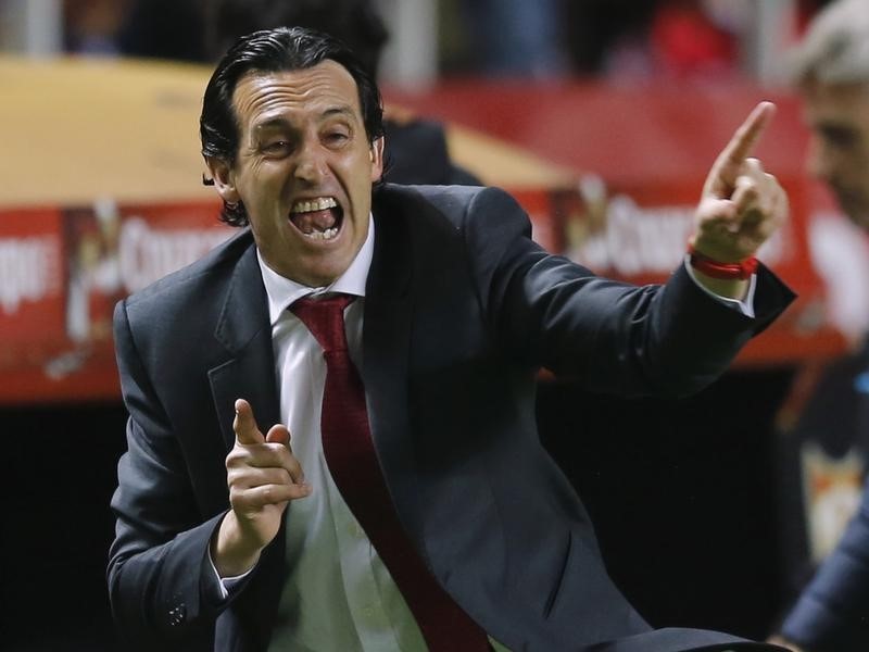 © Reuters. Un Sevilla inspirado por Emery recibe a un Barcelona líder