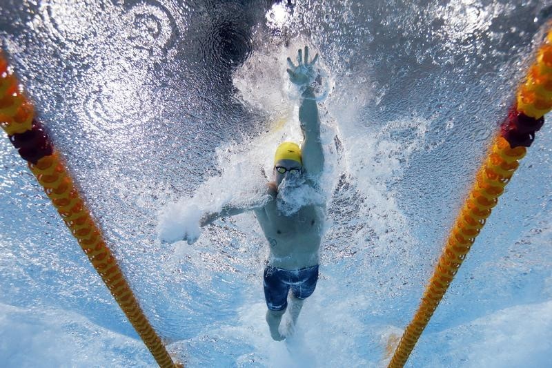 © Reuters. Magnussen of Australia is seen underwater as he swims in the men's 100m Freestyle final during the 2014 Commonwealth Games in Glasgow