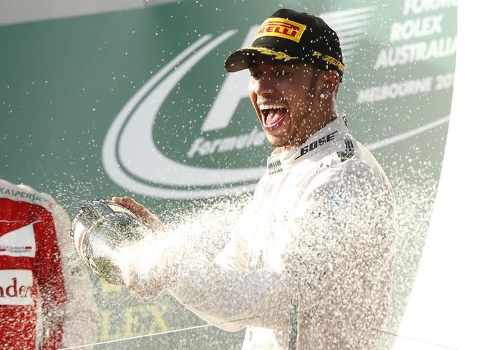 © Reuters. Race winner Mercedes Formula One driver Lewis Hamilton of Britain sprays champagne on the podium after the Australian F1 Grand Prix at the Albert Park circuit in Melbourne