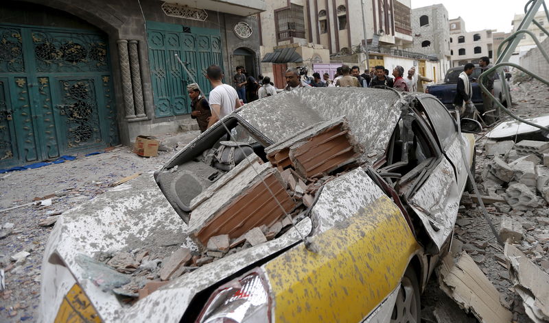 © Reuters. خامنئي: الضربات الجوية السعودية باليمن إبادة جماعية