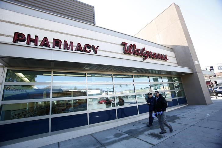 © Reuters. People walk by a Walgreens store in Pasadena