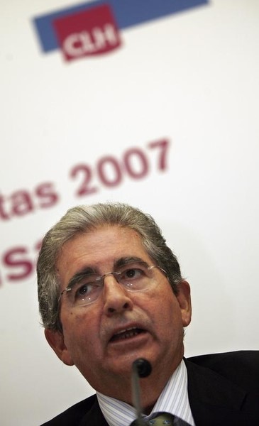 © Reuters. CLH chairman Lopez de Silanes speaks during a news conference in Madrid