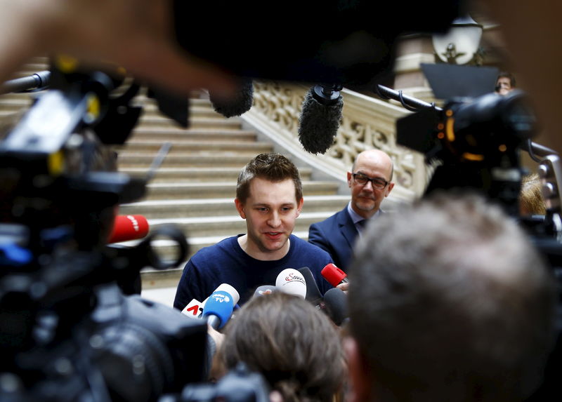 © Reuters. Austrian data activist Schrems talks to the media after trial against Facebook in Vienna