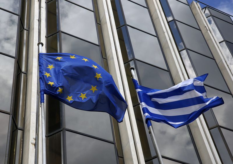 © Reuters. Bandeira da Grécia ao lado da bandeira da União Europeia em Atenas 