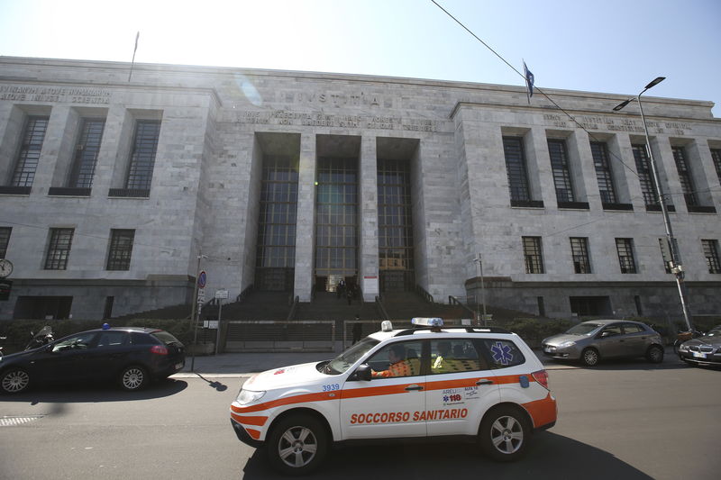 © Reuters. Ambulância em frente ao tribunal em Milão