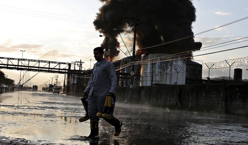 © Reuters. Bombeiro em frente terminal da Ultracargo, no distrito de Alemoa, em Santos