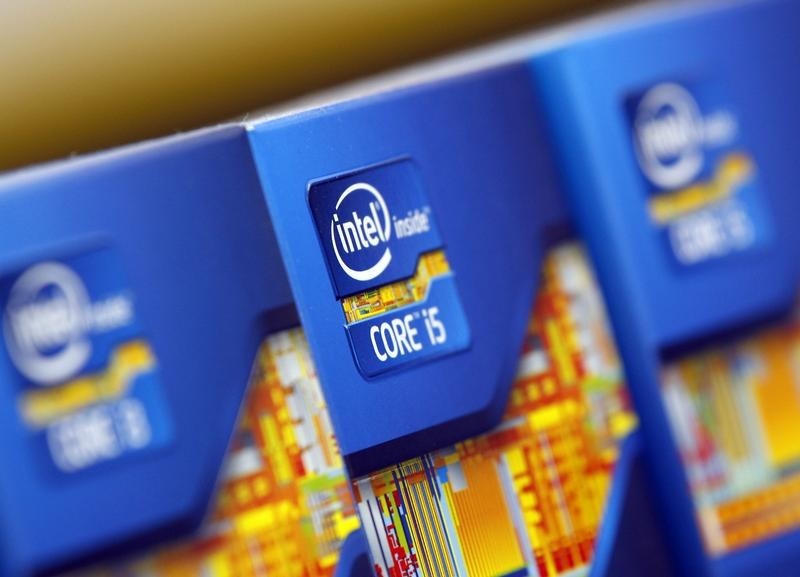 © Reuters. Intel processors are displayed at a store in Seoul