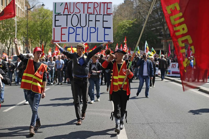 © Reuters. ألوف يشاركون في احتجاجات واضرابات في فرنسا