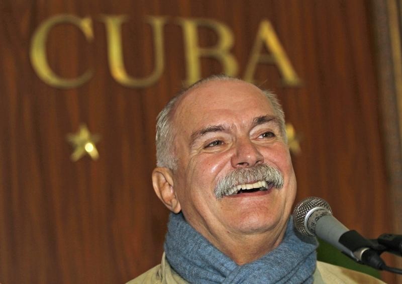 © Reuters. Russian filmmaker and actor Nikita Mikhalkov speaks at a news conference in Havana