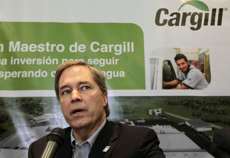 © Reuters. President and CEO of Cargill David MacLennan speaks during a news conference in Managua