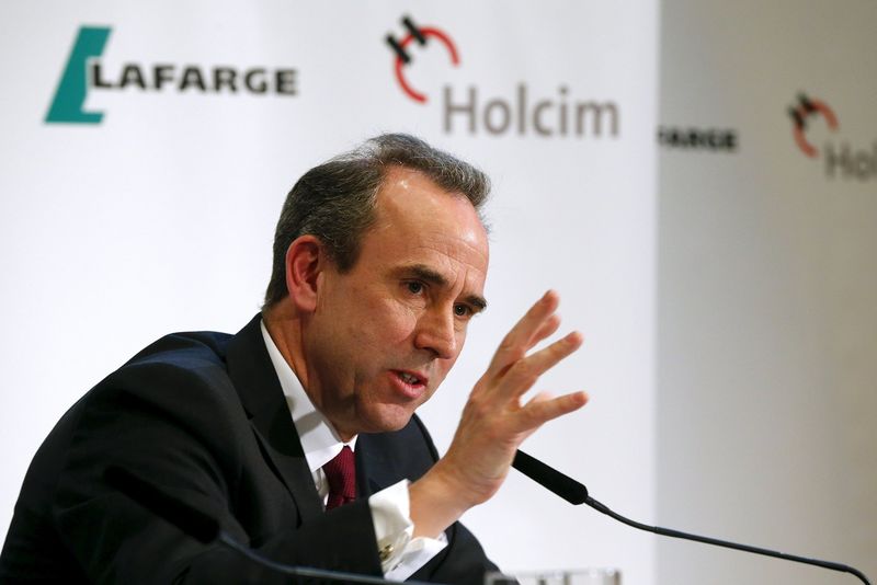 © Reuters. L'INTÉGRATION ENTRE LAFARGE ET HOLCIM DEVRAIT DURER DE 12 À 18 MOIS