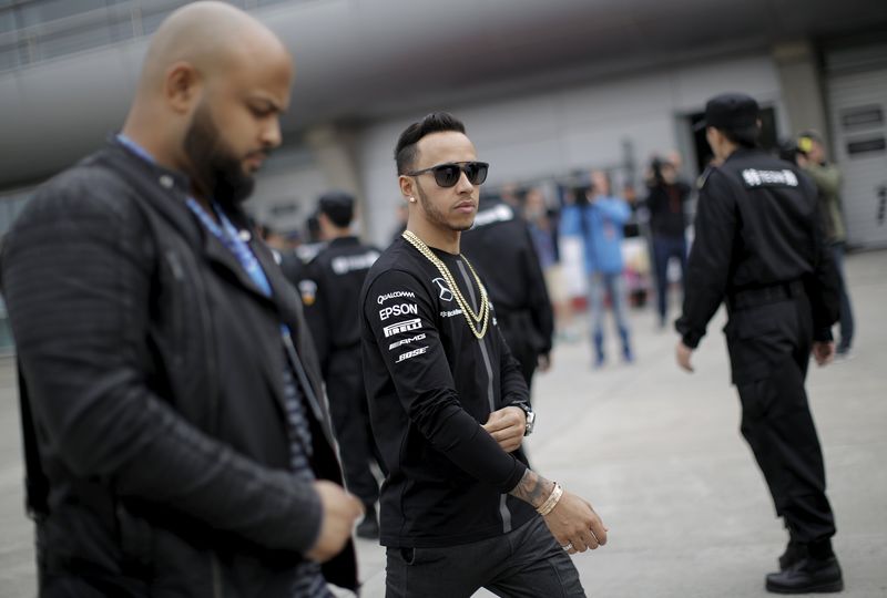 © Reuters. Hamilton dice que no tiene prisa por firmar nuevo contrato con Mercedes 