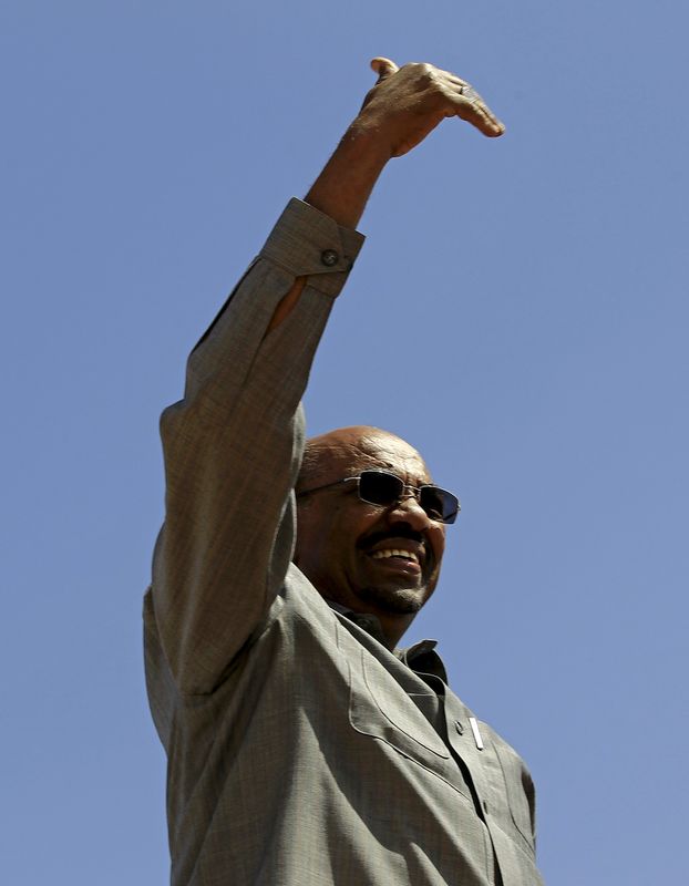 © Reuters. السودان يطلق سراح اثنين من قيادات المعارضة قبل أيام من الانتخابات