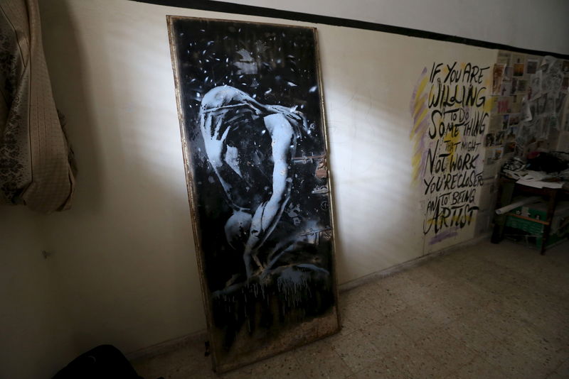 © Reuters. Porta de casa destruída em Gaza que recebeu pintura do artista de rua britânico Banksy