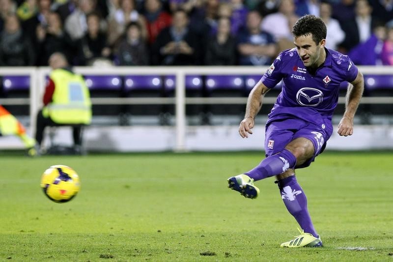 © Reuters. Fiorentina's Rossi scores a penalty against Napoli during their Italian Serie A soccer match in Florence