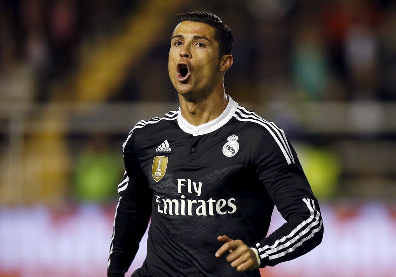 © Reuters. Real Madrid's Ronaldo celebrates after scoring a goal against Rayo Vallecano during their Spanish first division soccer match against Rayo Vallecano