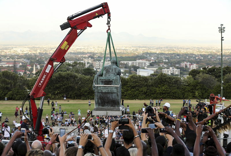 © Reuters. Estudantes comemoram enquanto estátua de Cecil Rhodes é removida por guindaste da Universidade da Cidade do Cabo, na África do Sul