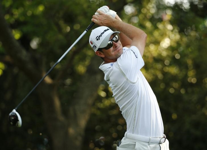 © Reuters. Justin Rose of Britain hits a driver off the second tee during first round play of the Masters golf tournament at the Augusta National Golf Course in Augusta