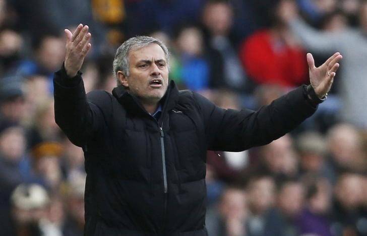 © Reuters. Técnico do Chelsea, José Mourinho, durante jogo com Hull City