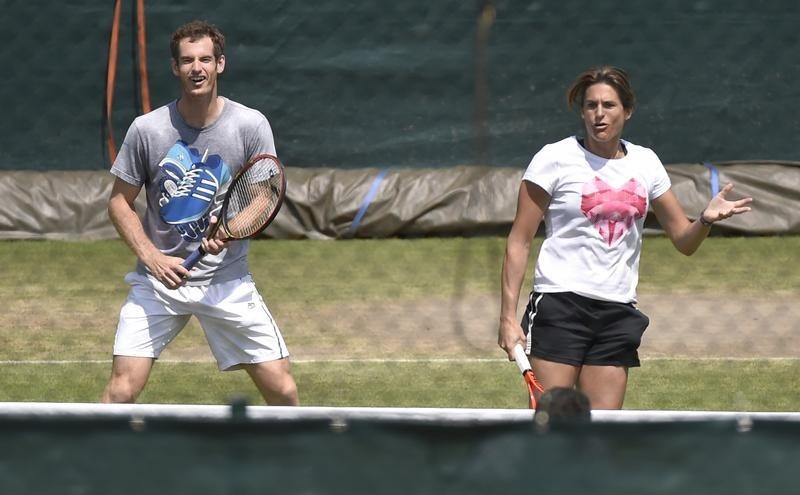 © Reuters. Amelie Mauresmo, newly appointed coach of Britain's Andy Murray, joins Murray for a training sesssion at the Wimbledon Tennis Championships, in London