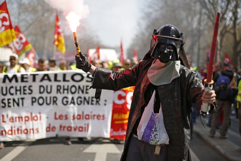 © Reuters. Trabalhador, vestido de Darth Vader, protesta em Paris