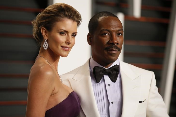 © Reuters. Comedian Eddie Murphy and Paige Butcher arrive at the 2015 Vanity Fair Oscar Party in Beverly Hills