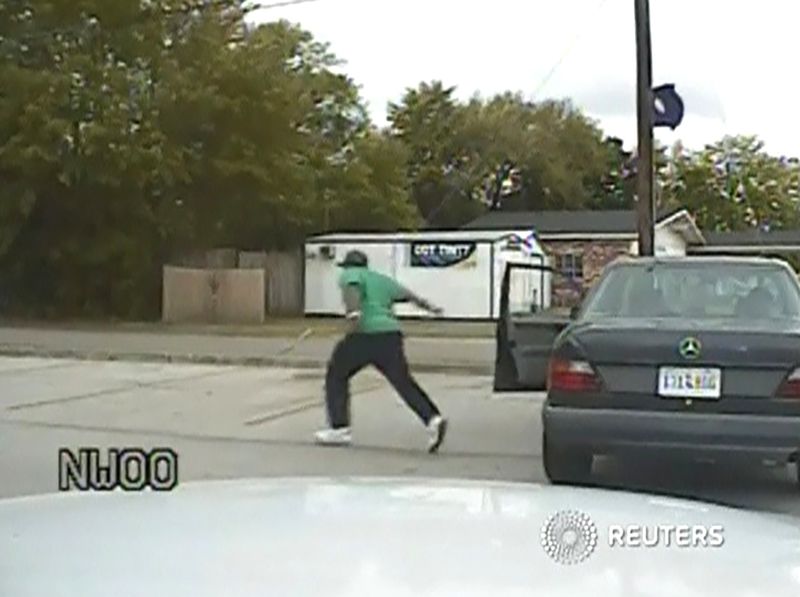 © Reuters. A still image taken from police dash cam video allegedly shows Walter Scott running from his vehicle during a traffic stop in North Charleston